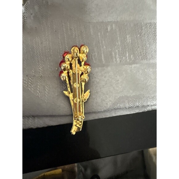 Vintage Gold Toned Signed DM 1997 Red Enamel Roses Bouquet Brooch Pin Floral - Picture 7 of 7